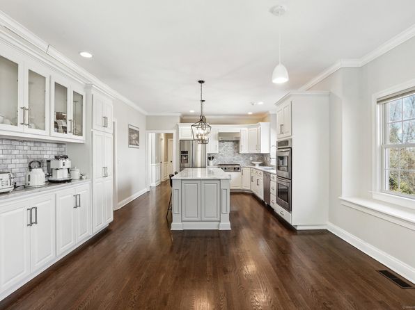 250 Valley Stream Ln, Southbury, CT 06488