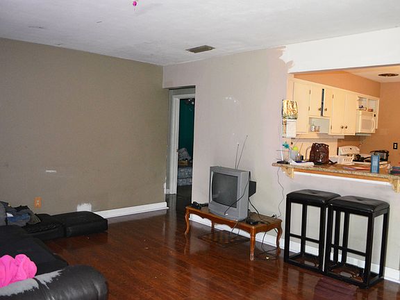 2nd image of 624 Wisteria Dr