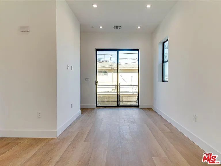 2817 S Redondo Blvd — Photo 13