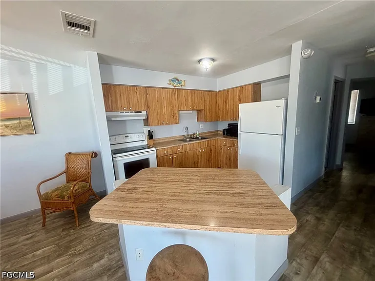 200 Mid Island Dr — Photo 4
