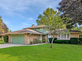 1701 N Laurel Dr, Mount Prospect, IL 60056