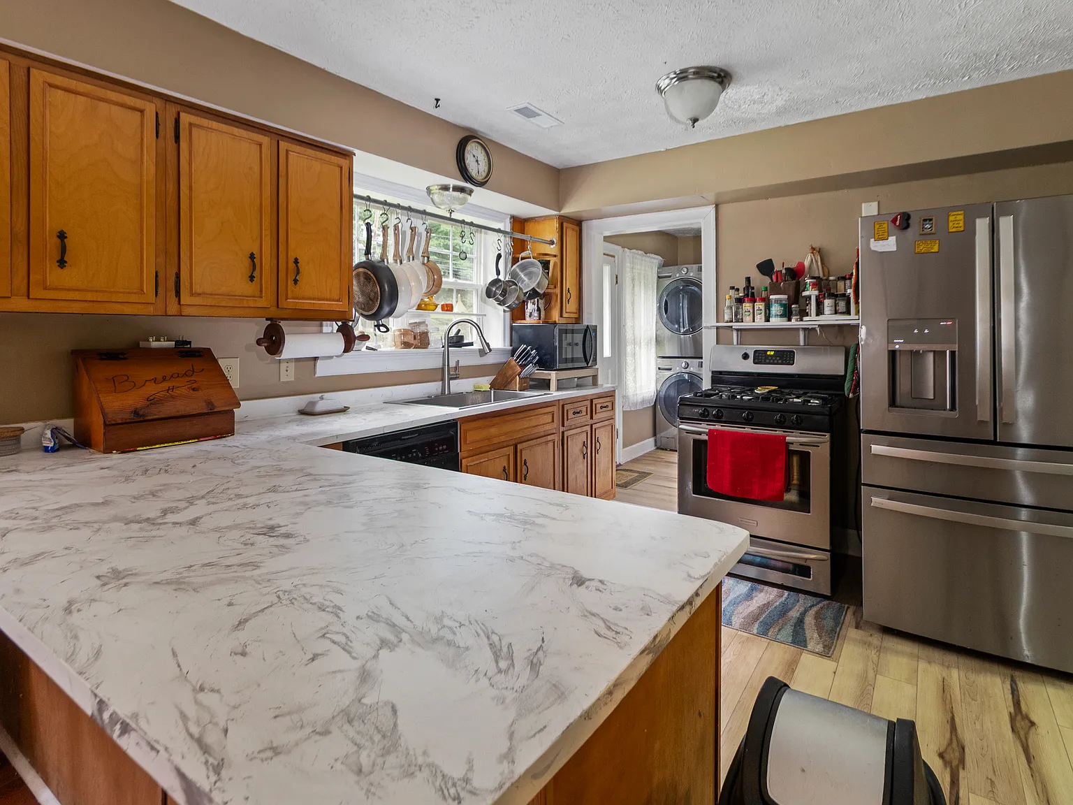 3 bed, 2.5 bath, 1850 sqft, $1,600 — Photo 2