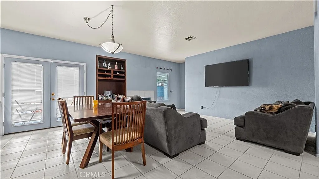 3 bed, 1432 sqft, $2,550 — Photo 4