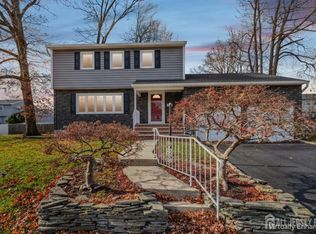 8 Periwinkle Pl, Colonia, NJ 07067