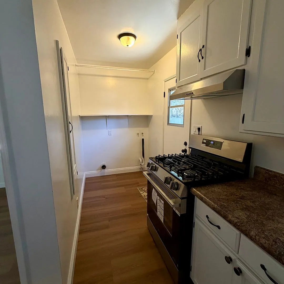 Charming 2-Bedroom Home in a Quiet Reseda Cul-de-Sac — Photo 4