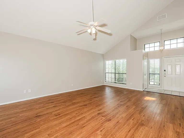 423 Barton Dr — Photo 4