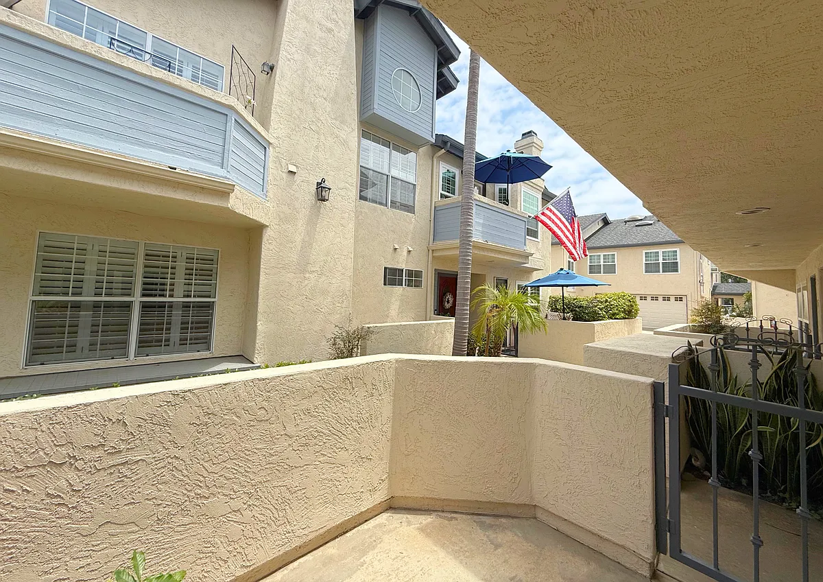 Building Photo - 1100 Adella Ave #6