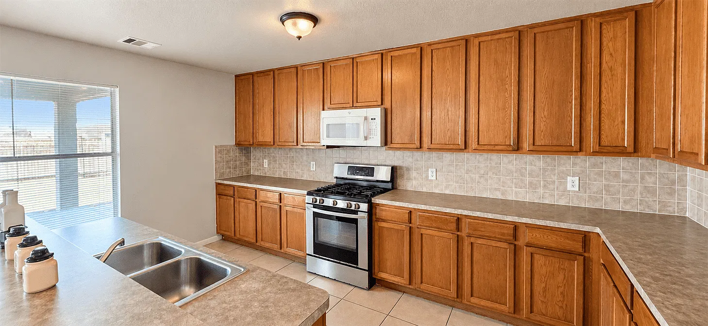 6 bed, 3271 sqft, $2,700 — Photo 3