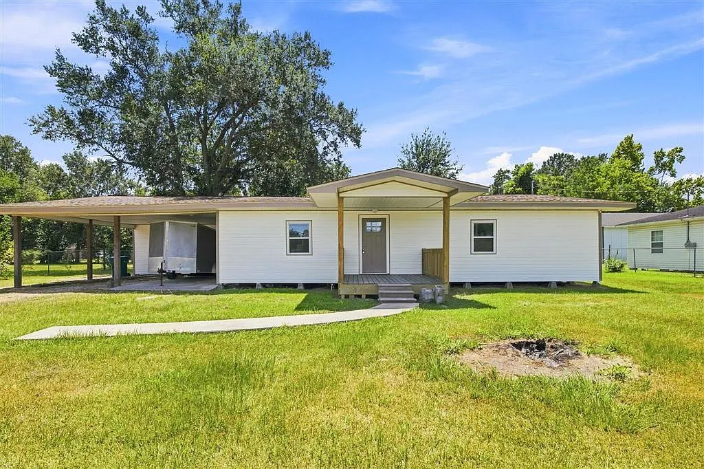 3 bed, 2.0 bath, 1705 sqft, $2,300 — Photo 2