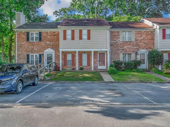 945 Captains Ct, Chesapeake, VA 23320