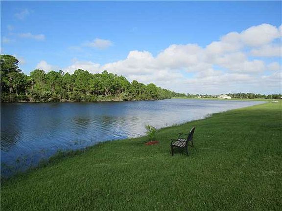 3rd image of 310 SW Vista Lake Dr