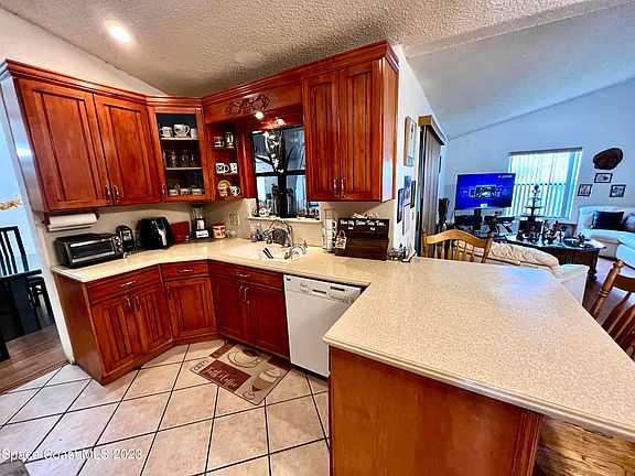 5th image of 461 Carol Dr NE