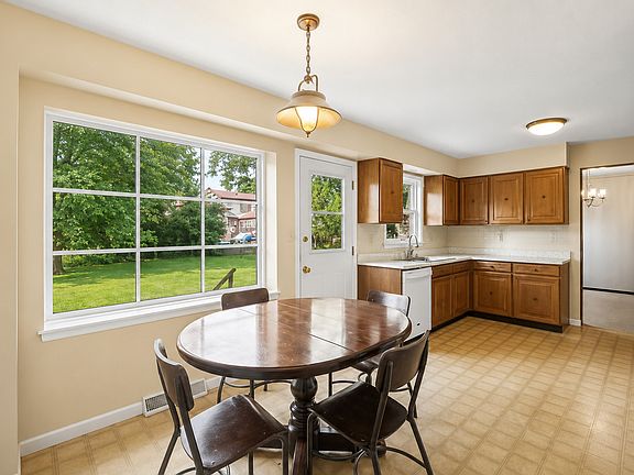 5th image of 470 Middlesex Ct