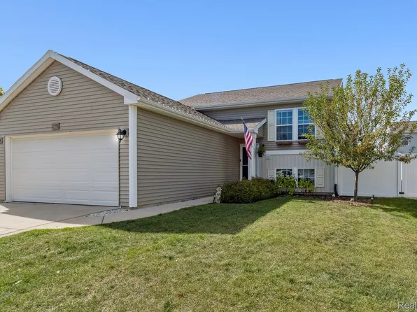 2735 Au Gres River Dr, Fowlerville, MI 48836