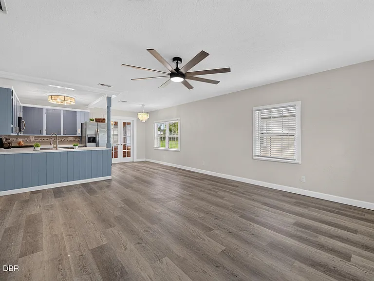 398 Golf Blvd — Photo 4