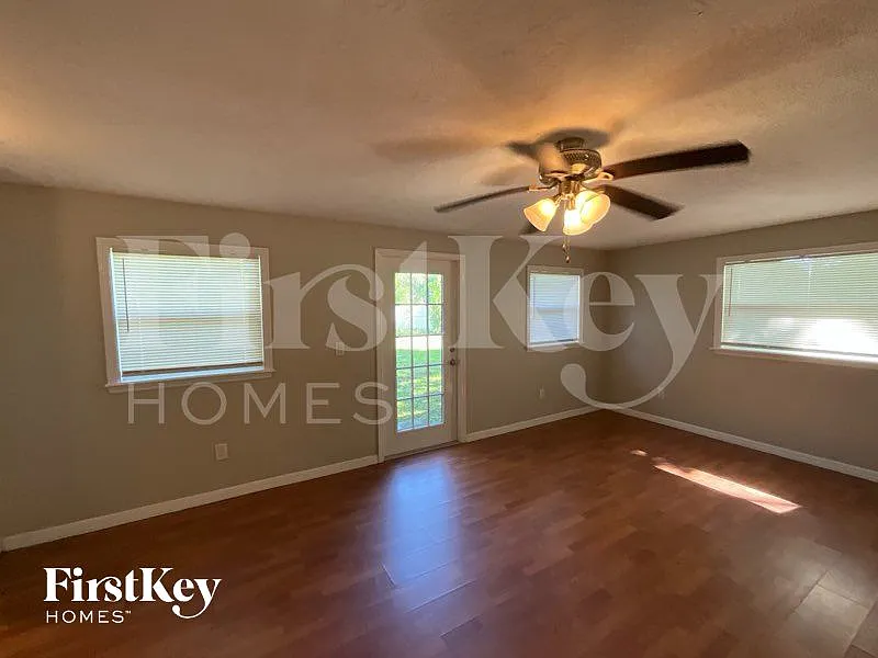 4 bed, 2.0 bath, 1889 sqft, $2,830 — Photo 4