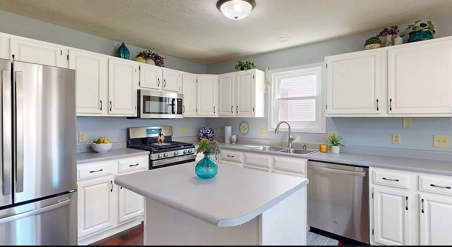 2610 Carrington Ln — Photo 2