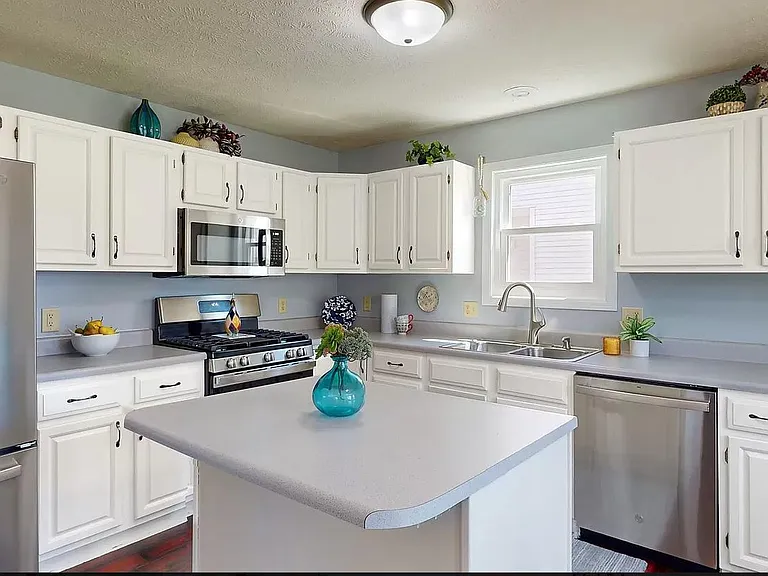 2610 Carrington Ln — Photo 2