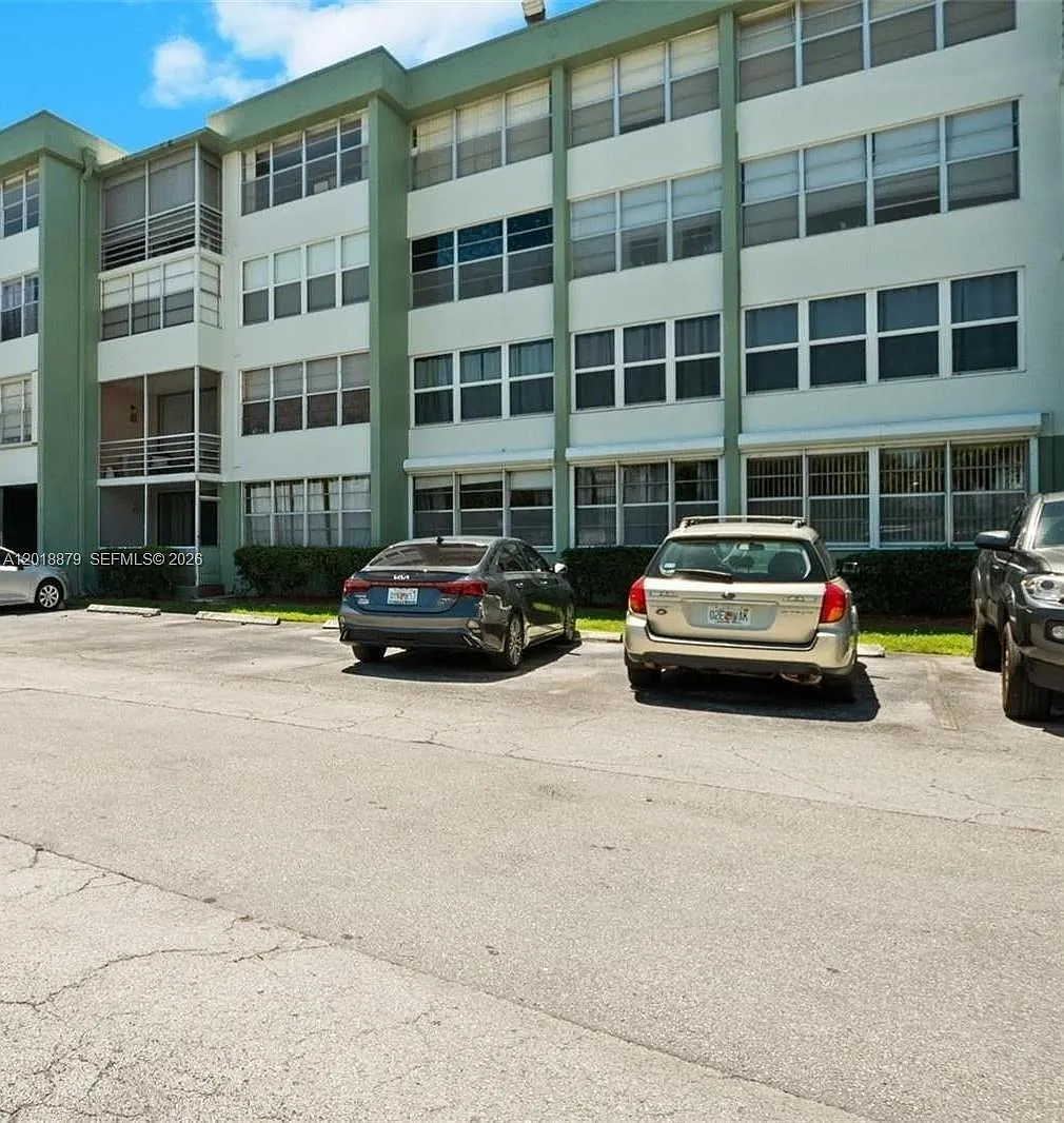 Building Photo - 2771 Taft St #411
