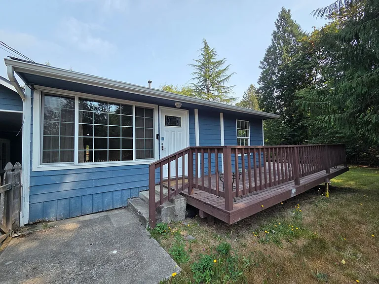 1290 NE Fairgrounds Rd — Photo 4