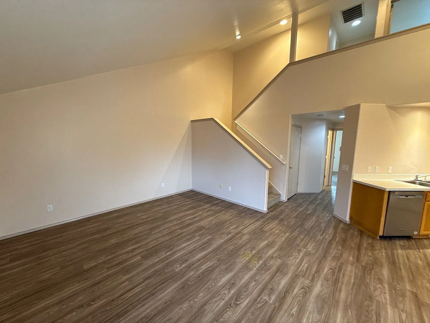 3 bed, 2.0 bath, 1400 sqft, $2,145 — Photo 3