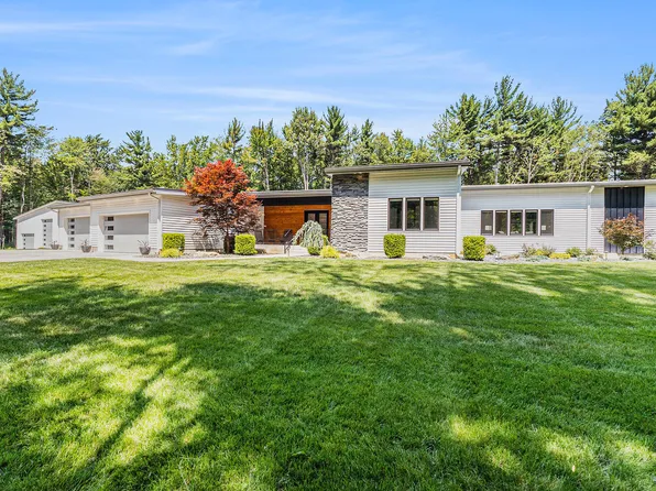 11437 State Rd, Nunica, MI 49448