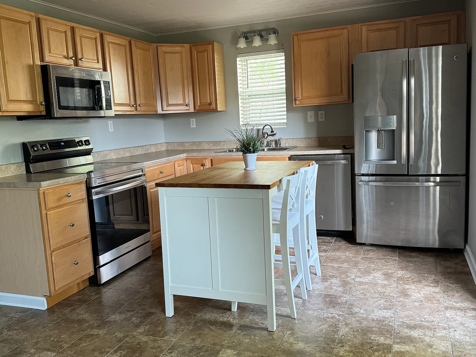 215 Dogwood Ln — Photo 1