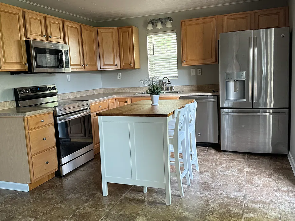 215 Dogwood Ln