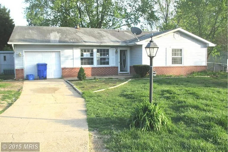 2207 Garden Ln photo 1
