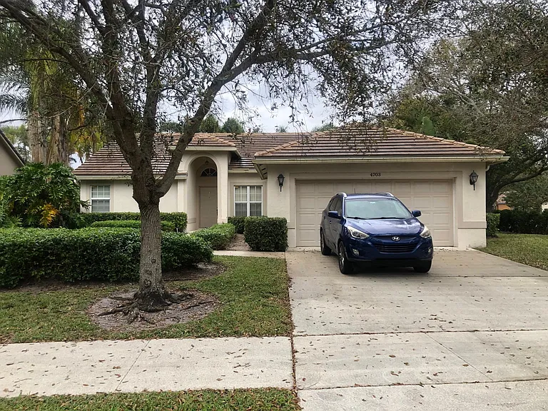 4703 NW 75th Pl — Photo 1