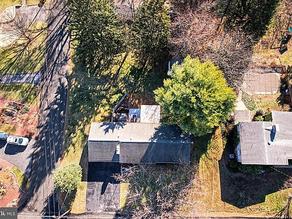 3rd image of 14 Greenway Dr
