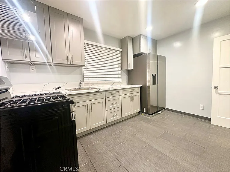 15746 1/2 Magnolia Blvd #JADU — Photo 2