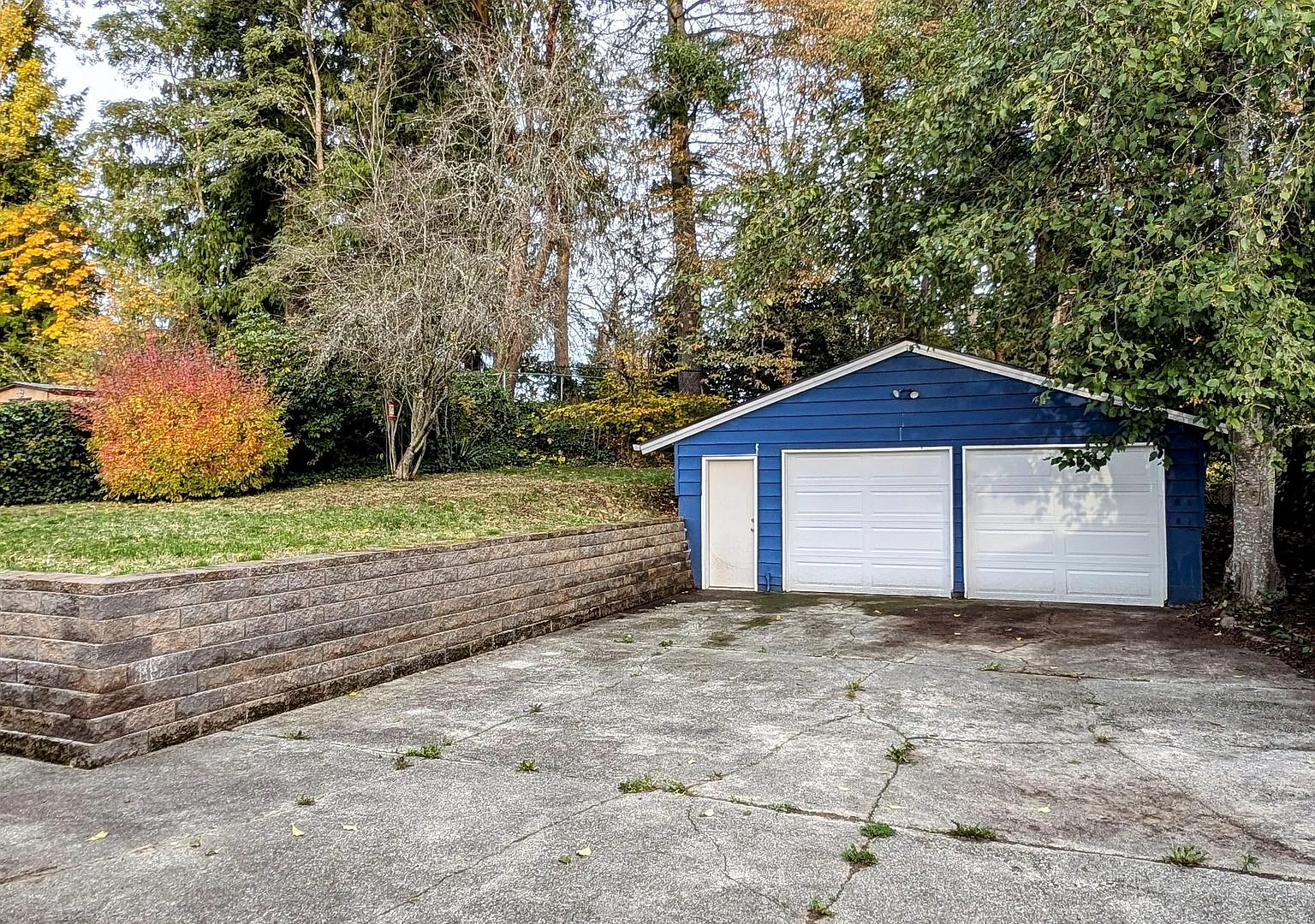 Sprawling Rambler House with huge detached 2 car garage - Close to Everything — Photo 2