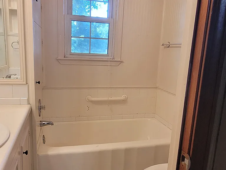 Bath 2 (in Master Bedroom)