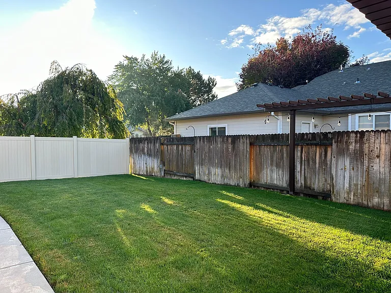 1515 E Trevino St — Photo 23