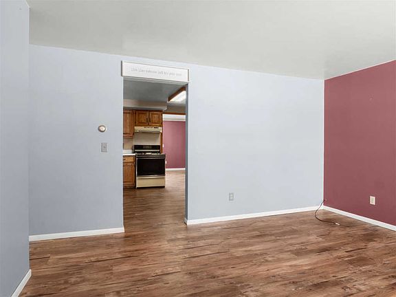 4th image of 636 Dowling St