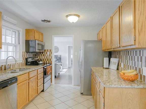 5th image of 8422 W 86th St