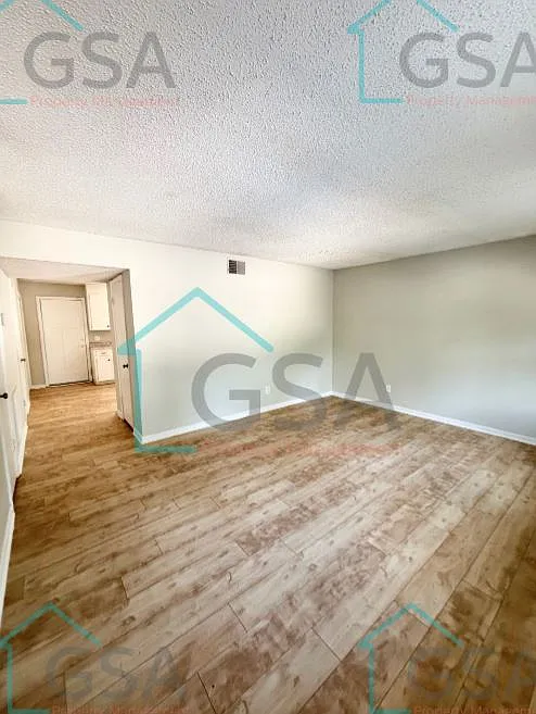 3 bed, 1.5 bath, 1200 sqft, $1,250 — Photo 2
