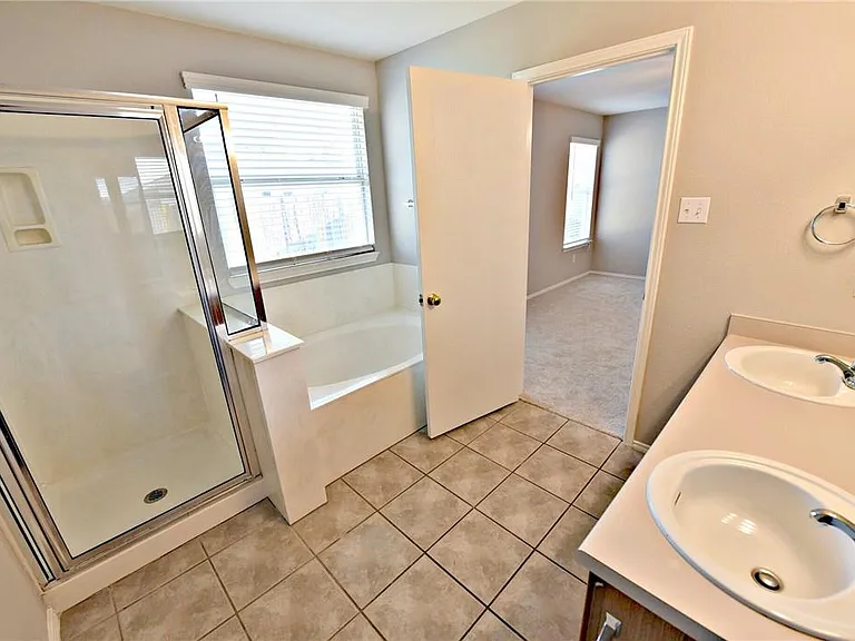 510 Golden Gate Dr — Photo 13