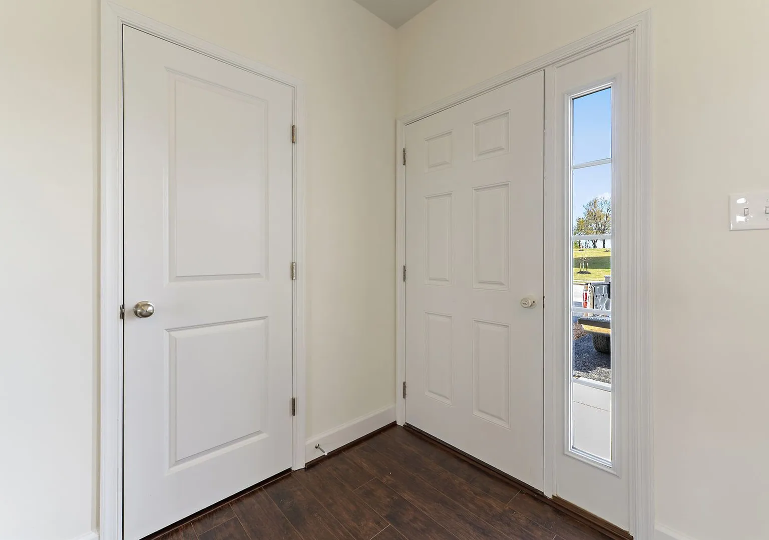 End Unit Townhome with Bonus Room! — Photo 2