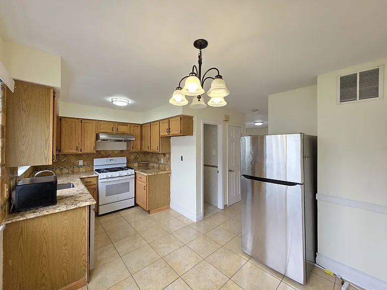 21 Gil Ct — Photo 2