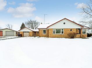 400 W Main St, Capron, IL 61012