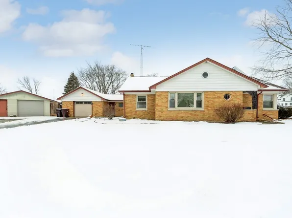 400 W Main St, Capron, IL 61012