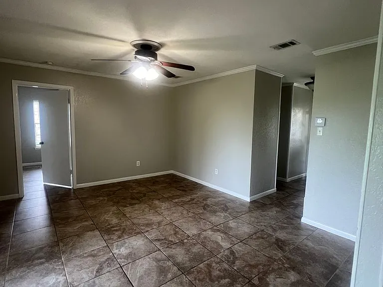 213 Cindy Ann St — Photo 2