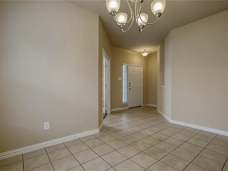 817 Silvermoon Dr — Photo 6