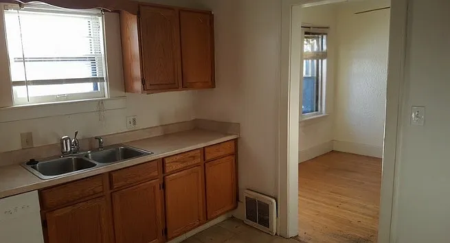 1004 Cleo St — Photo 5