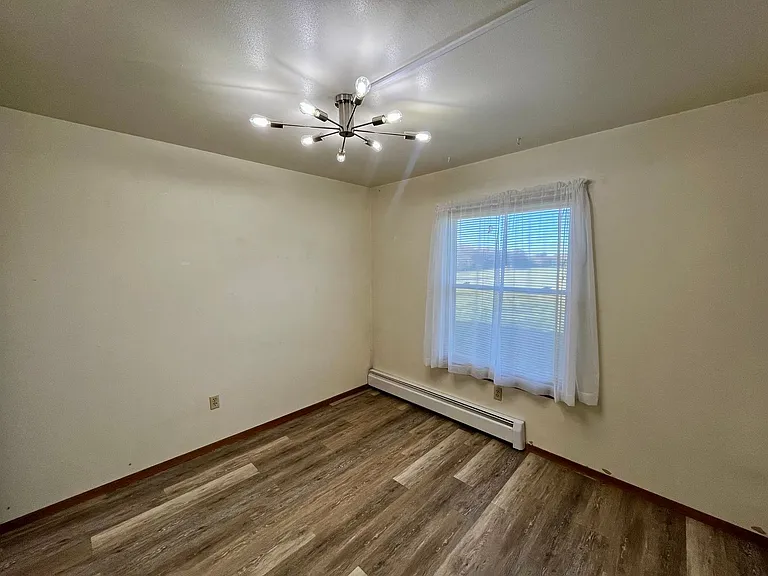 619 Laurel Ct — Photo 10