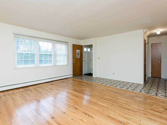 2nd image of 136 Jerusalem Ave