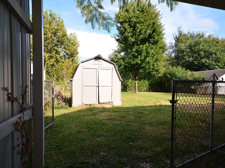 704 S Forest Ave — Photo 4