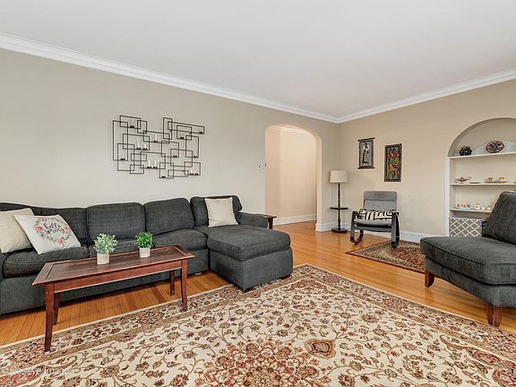 4th image of 6600 N Artesian Ave APT 3